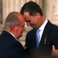 Saludo entre Juan Carlos y Felipe VI