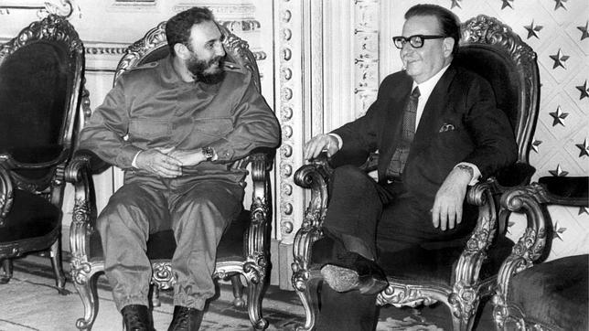 Allende con Fidel Castro. Fuente: ABC 07.01.14