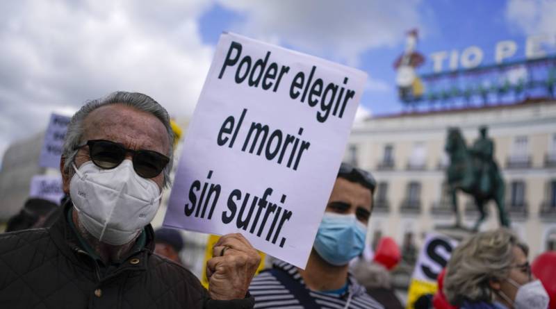 Manifestantes se concentran a favor de la aprobación de la ley de eutanasia en la Puerta del Sol en Madrid el 18 de febrero de 2021. Autor Andrea Comas El País
