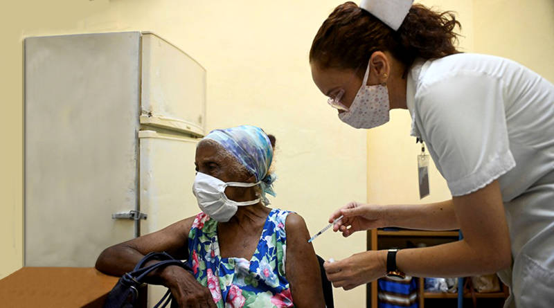 Una trabajadora de la salud vacuna a una mujer. Yamil Lage AFP vía Getty.