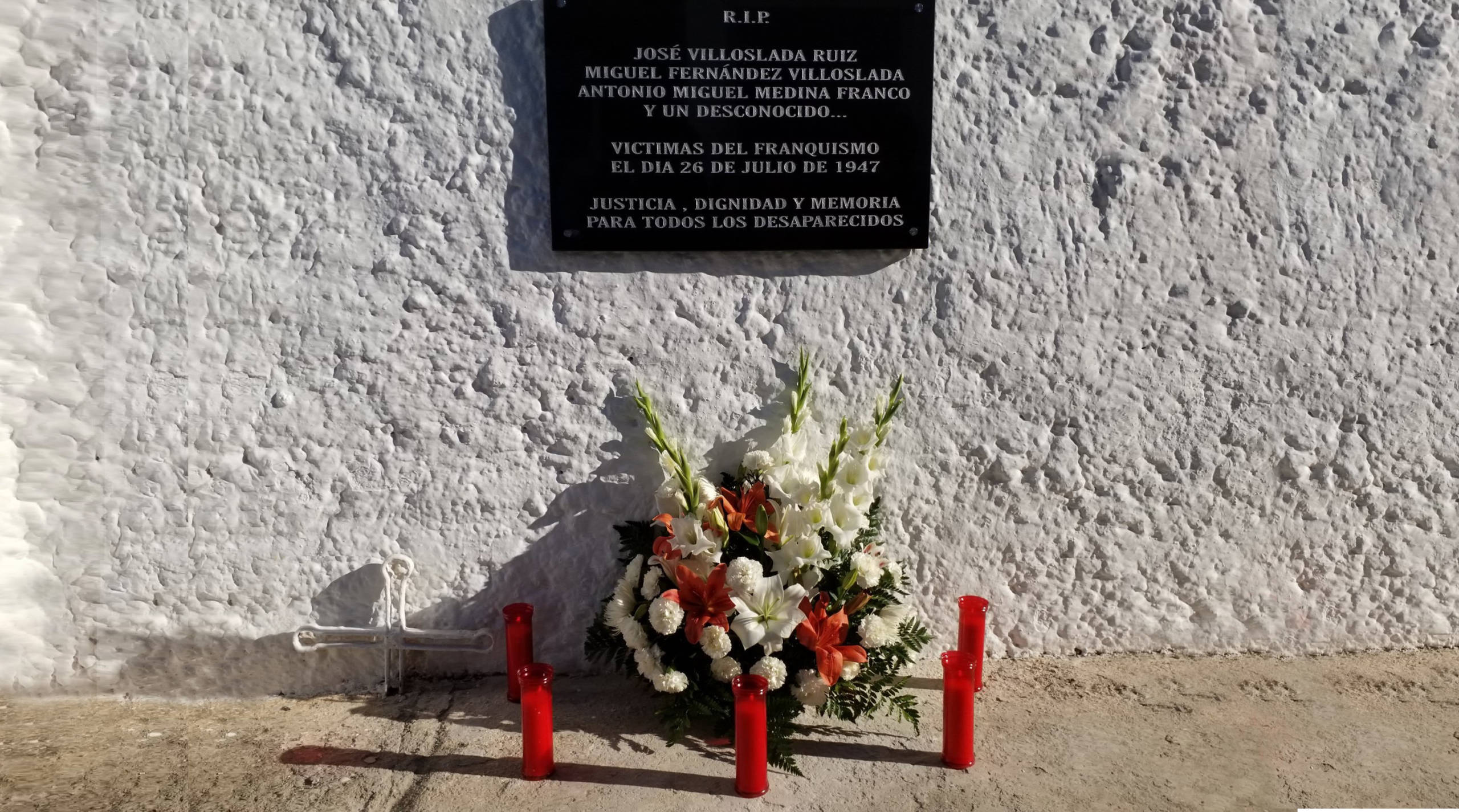 "Cementerio de Gualchos-Castell. Placa en recuerdo de víctimas de la dictadura franquista"